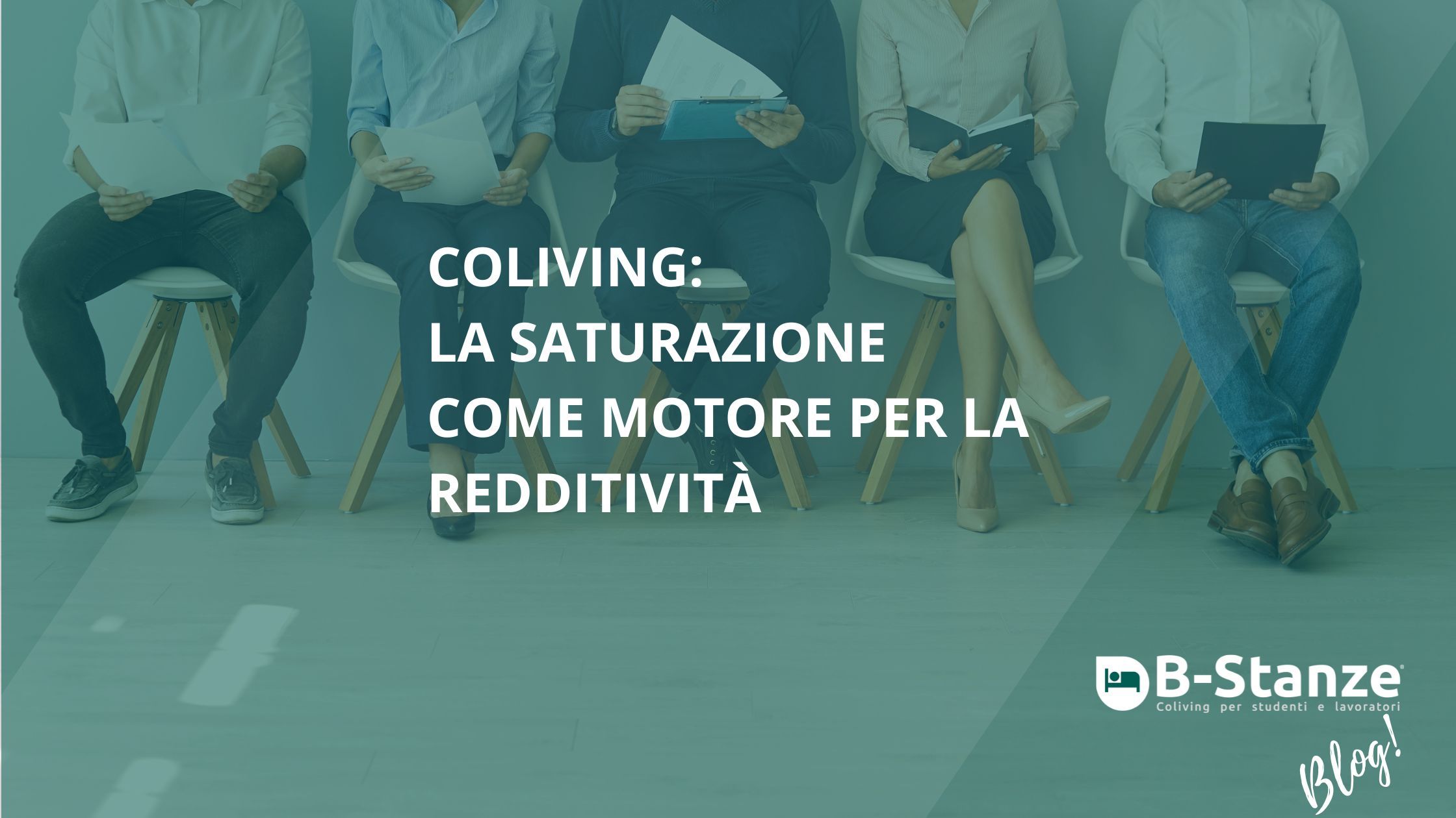 Sfondo con persone sedute in attesa, scritta bianca su sfondo verde "Coliving: la saturazione come motore per la redditività" logo bianco con scritta "B-Stanze"