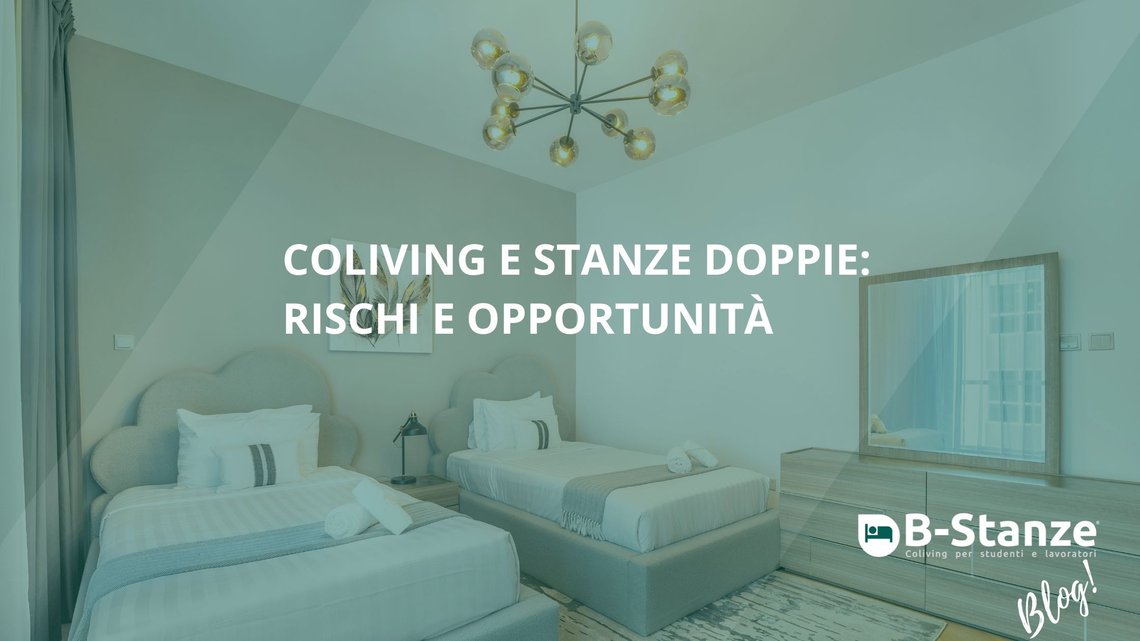 Sullo sfondo camera da letto con due letti singoli, scritta bianca su sfondo verde " Coliving e stanze doppie: rischi e opportunità" logo bianco con letto stilizzato verde e scritta bianca "b-stanze"