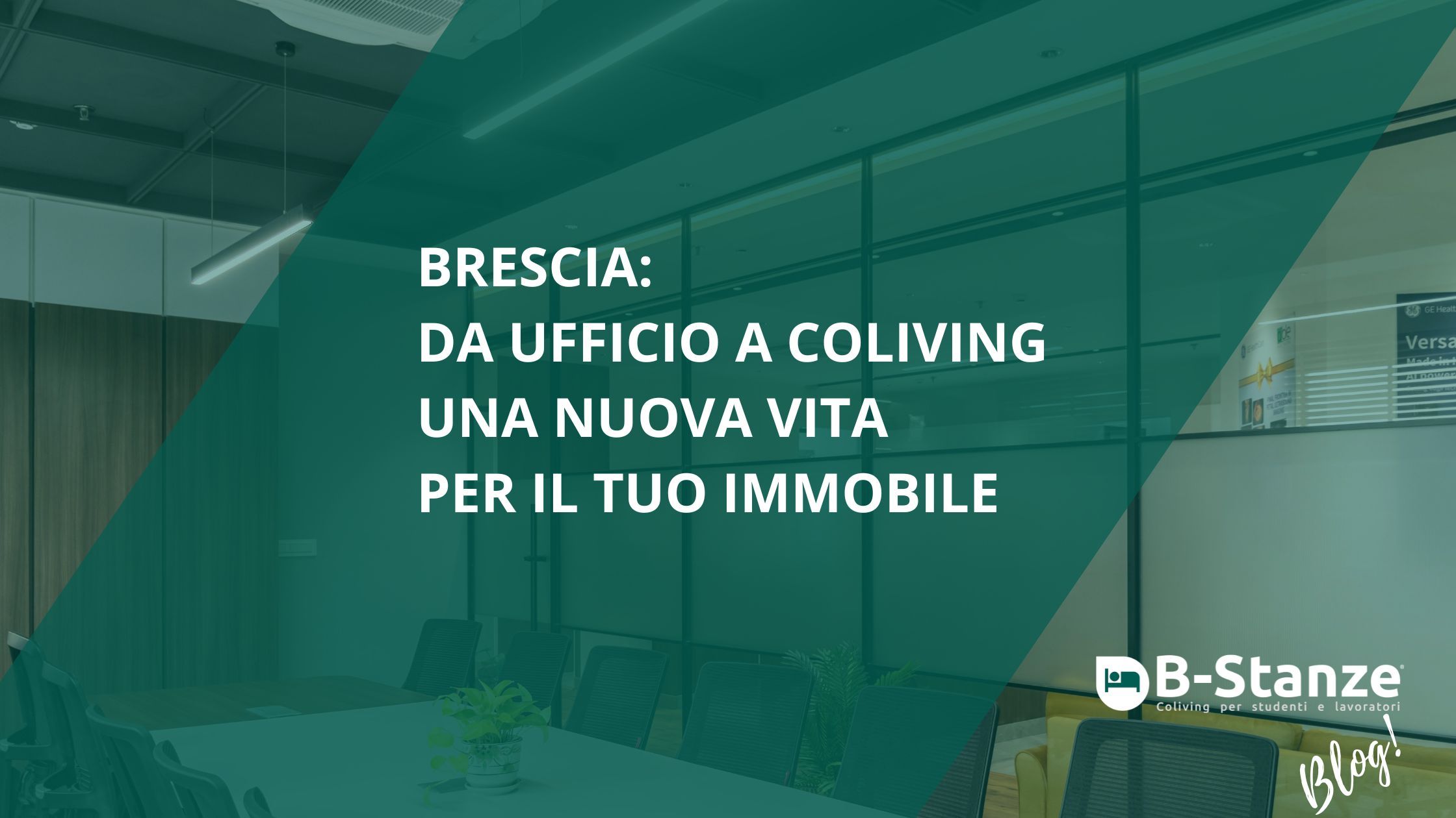 Immagine sullo sfondo ufficio vuoto, sfondo verde con scritte bianche al centro "Brescia da ufficio a coliving una nuova vita per il tuo immobile" in basso a destra Logo "bianco " con letto stilizzato e scritta Bstanze e Blog.